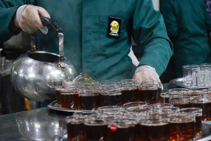 Photos: Imam Reza teahouse prepares and distributes light Iftar meals