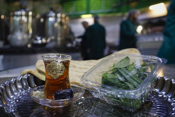 Photos: Imam Reza teahouse prepares and distributes light Iftar meals