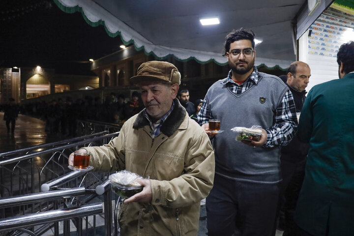Photos: Imam Reza teahouse prepares and distributes light Iftar meals