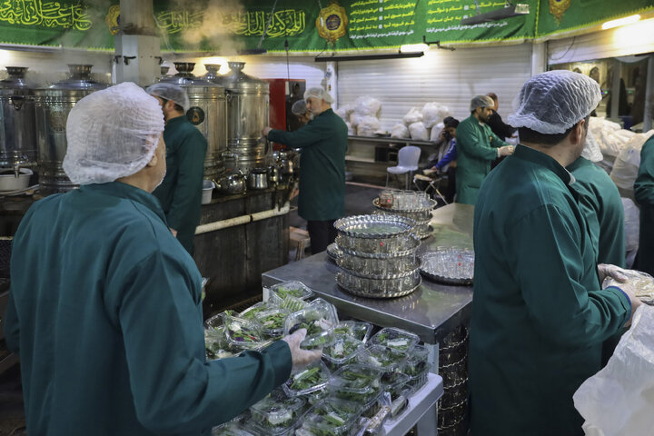 Photos: Imam Reza teahouse prepares and distributes light Iftar meals