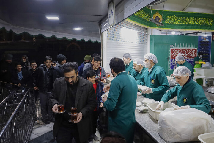 Photos: Imam Reza teahouse prepares and distributes light Iftar meals