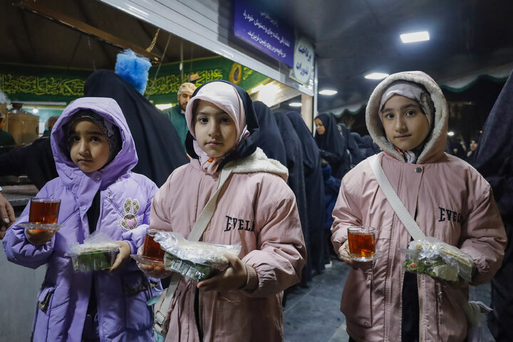 Photos: Imam Reza teahouse prepares and distributes light Iftar meals