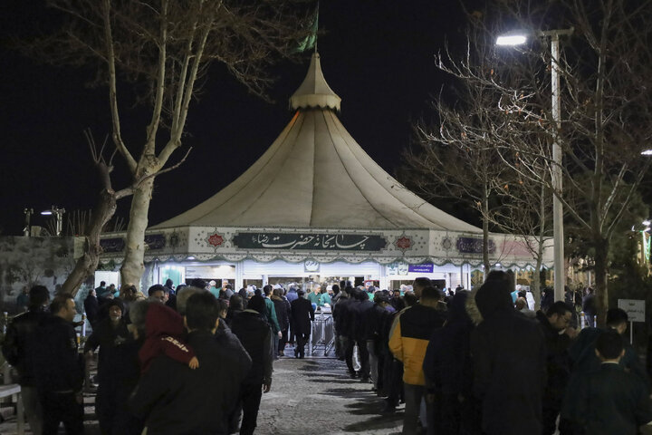 Photos: Imam Reza teahouse prepares and distributes light Iftar meals
