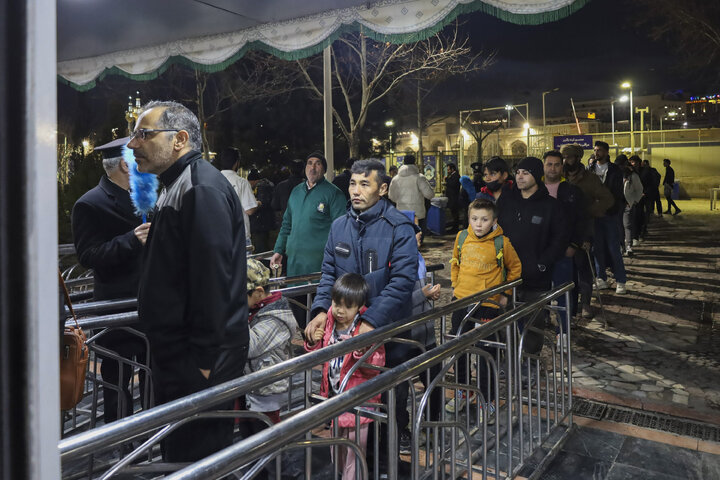 Photos: Imam Reza teahouse prepares and distributes light Iftar meals