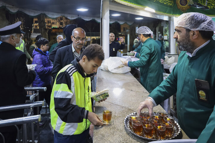 Photos: Imam Reza teahouse prepares and distributes light Iftar meals