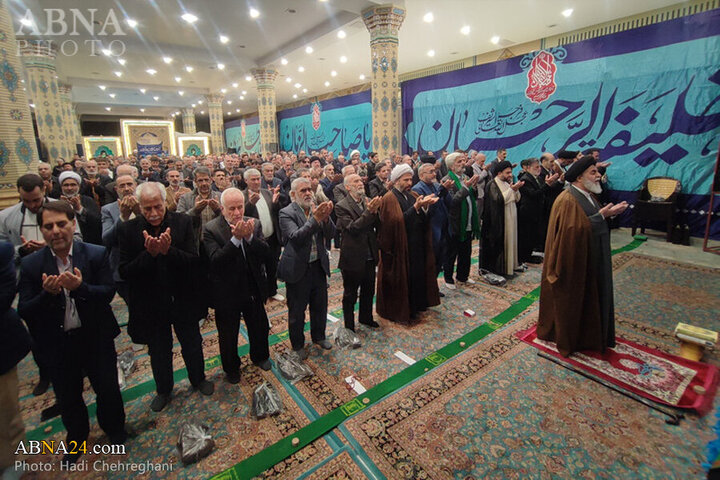 Photos: Qom's religious Hay'ats attend Iftar ceremony at Jamkaran Mosque