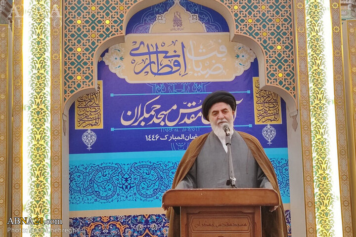 Photos: Qom's religious Hay'ats attend Iftar ceremony at Jamkaran Mosque