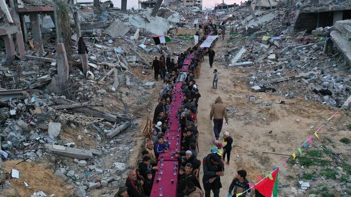 Photos: Gazans break their fast in midst of ruins