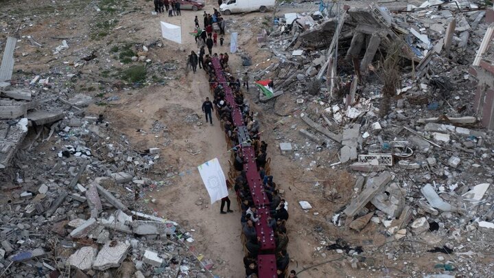 Photos: Gazans break their fast in midst of ruins