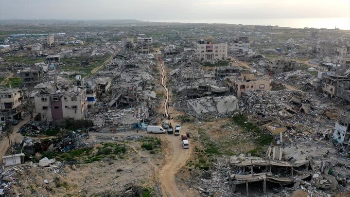 Photos: Gazans break their fast in midst of ruins
