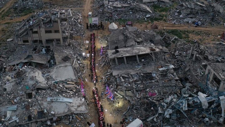 Photos: Gazans break their fast in midst of ruins