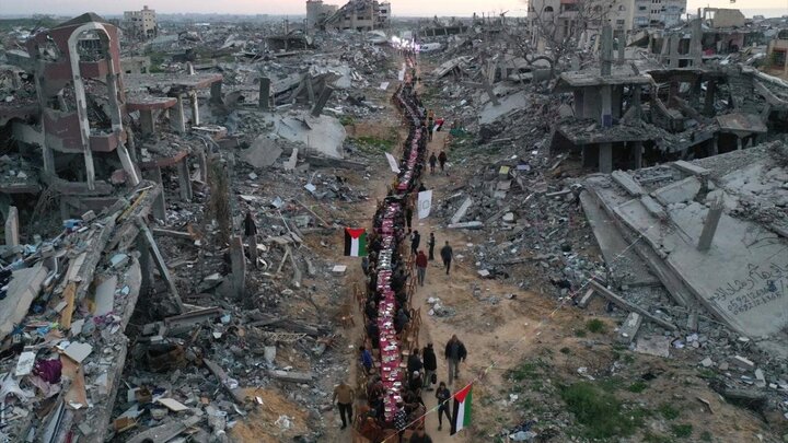 Photos: Gazans break their fast in midst of ruins