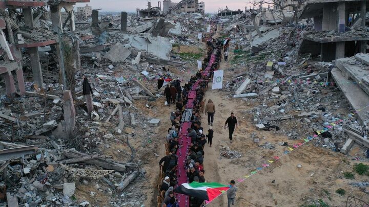Photos: Gazans break their fast in midst of ruins