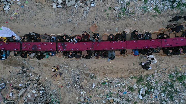 Photos: Gazans break their fast in midst of ruins
