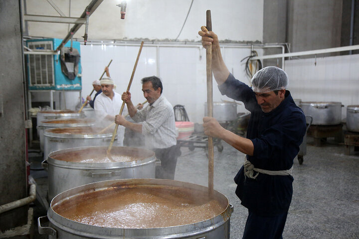 Photos: Simple Iftar packaging for Hazrat Masoumeh shrine with activities of more than 240 servants