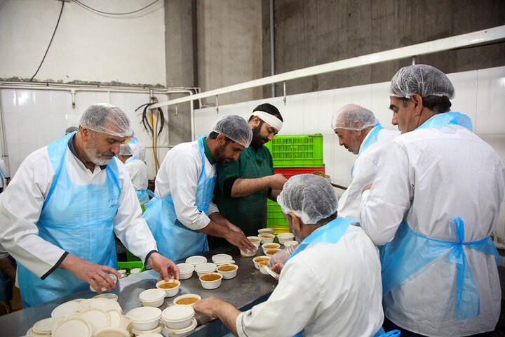 Photos: Simple Iftar packaging for Hazrat Masoumeh shrine with activities of more than 240 servants