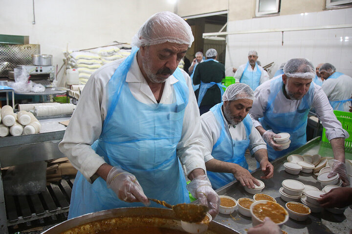 Photos: Simple Iftar packaging for Hazrat Masoumeh shrine with activities of more than 240 servants