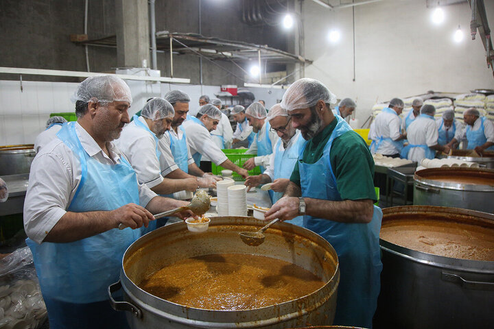 Photos: Simple Iftar packaging for Hazrat Masoumeh shrine with activities of more than 240 servants