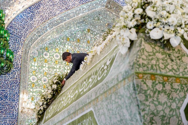گل‌آرایی حرم امام علی(ع) به مناسبت میلاد امام حسن(ع)