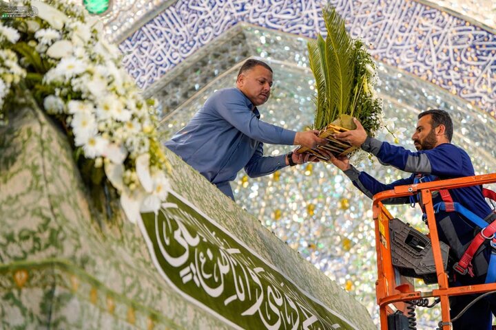 گل‌آرایی حرم امام علی(ع) به مناسبت میلاد امام حسن(ع)