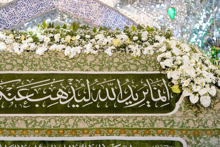 گل‌آرایی حرم امام علی(ع) به مناسبت میلاد امام حسن(ع)