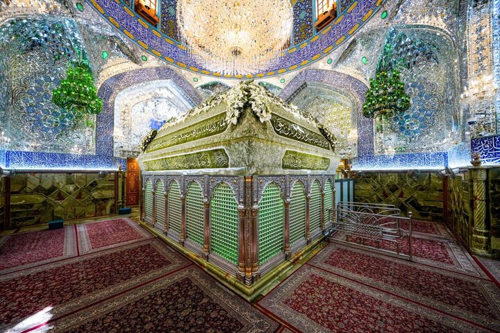گل‌آرایی حرم امام علی(ع) به مناسبت میلاد امام حسن(ع)