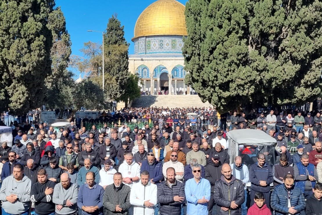 80,000 Palestinians worshipers perform Friday prayer at Aqsa Mosque