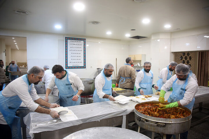 گزارش تصویری | ضیافت افطاری زائران حرم مطهر رضوی در شب میلاد کریم اهل‌بیت(1)