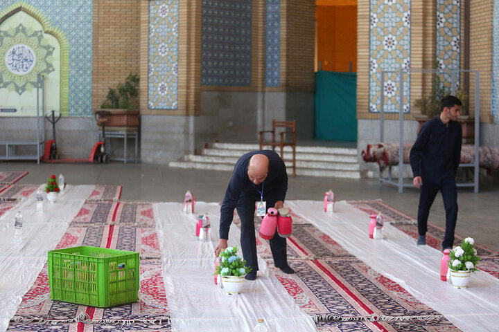 گزارش تصویری | ضیافت افطاری زائران حرم مطهر رضوی در شب میلاد کریم اهل‌بیت(1)