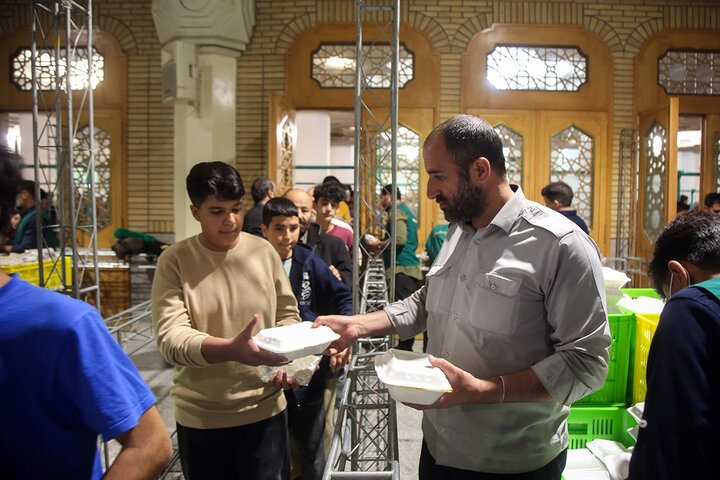گزارش تصویری | ضیافت افطاری زائران حرم مطهر رضوی در شب میلاد کریم اهل‌بیت(1)