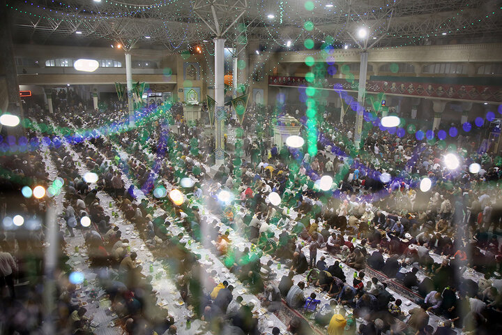 گزارش تصویری | ضیافت افطاری زائران حرم مطهر رضوی در شب میلاد کریم اهل‌بیت(1)