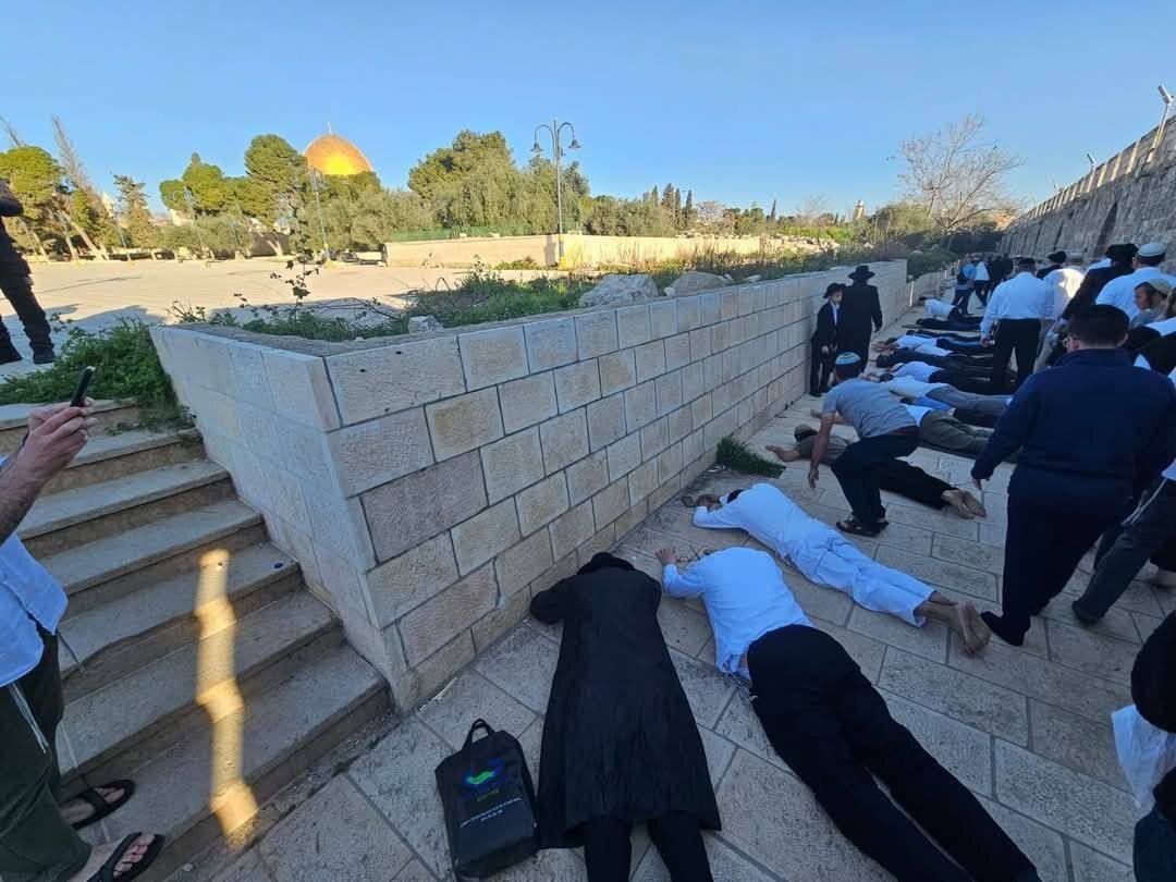 Hundreds of extremist Jewish settlers, including Glick, defile blessed Aqsa Mosque