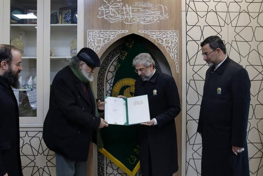 داریوش ارجمند: مرقد امام رضا(ع) در ایران هدیه خداوند است