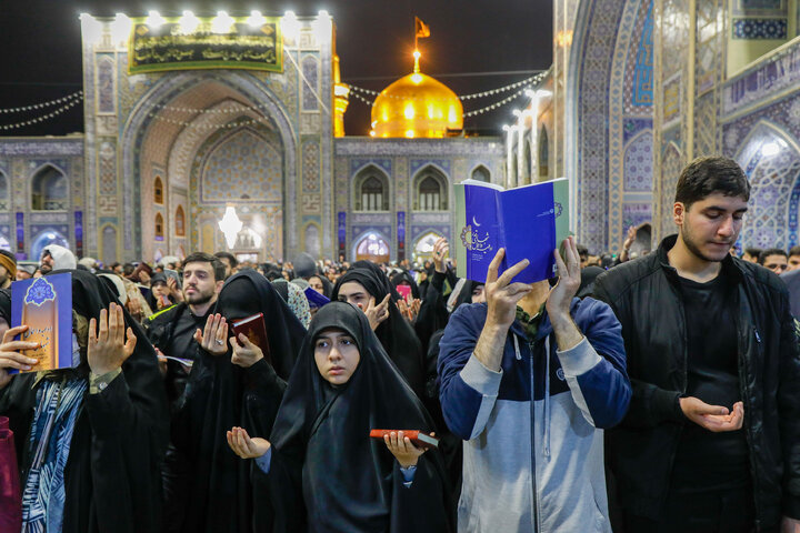 گزارش تصویری | مراسم احیا شب بیست و سوم ماه مبارک رمضان در حرم مطهر رضوی(1)