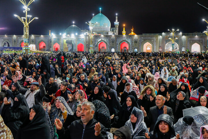 گزارش تصویری | مراسم احیا شب بیست و سوم ماه مبارک رمضان در حرم مطهر رضوی(1)