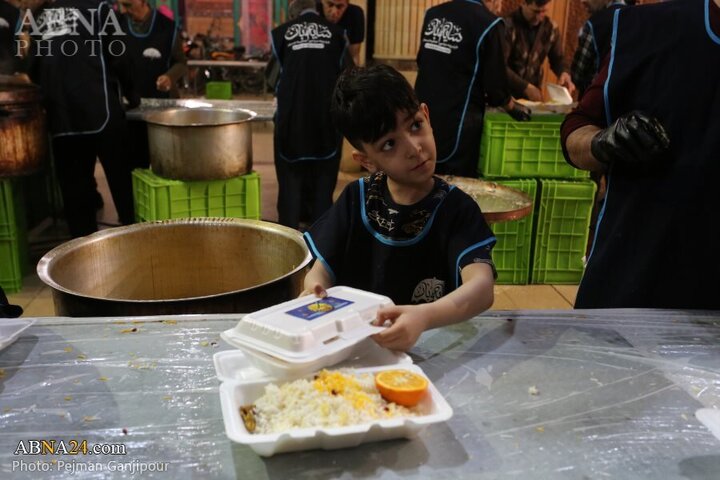 Photos: Preparing, distributing iftar meals, food packages to needy people in Isfahan