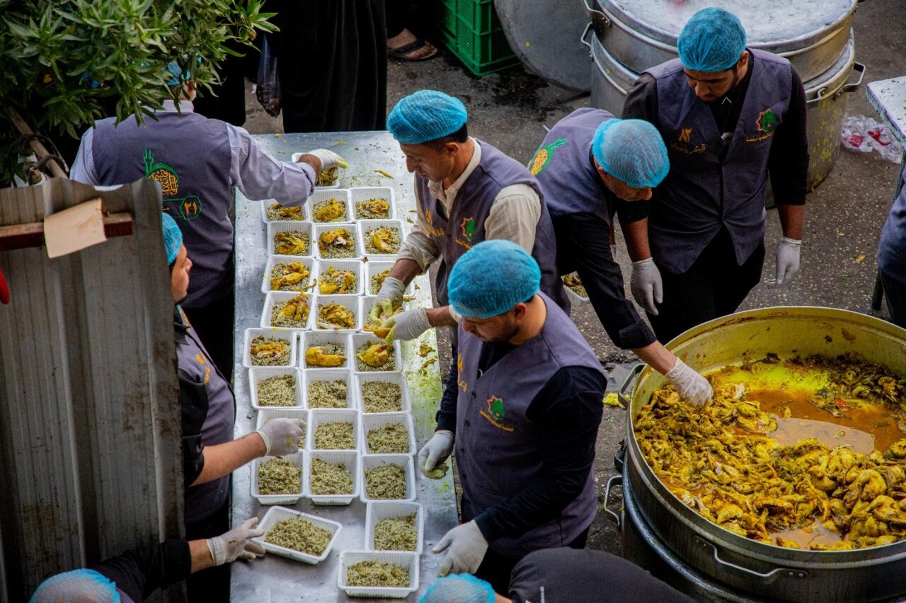 Al-Abbas holy shrine offers +750 thousand meals since advent of Ramadan month (+Photos)