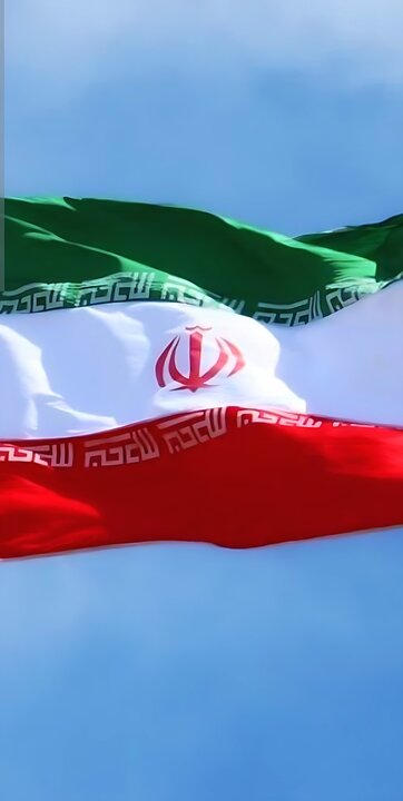 ویدیو | ایستاده در طوفان؛ غیرت تهرانی‌ها اجازه نداد پرچم ایران بر زمین بیفتد