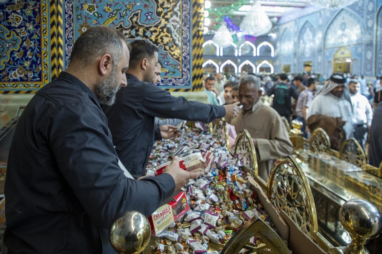 Staffs of Al-Abbas holy shrine receive pilgrims with sweets on occasion of Eid al-Fitr (+Photos)