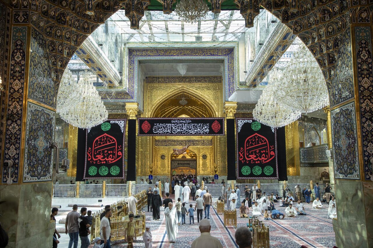 Al-Abbas shrine covered in black to commemorate demolition of graves of Imams of Baqi (Photos)