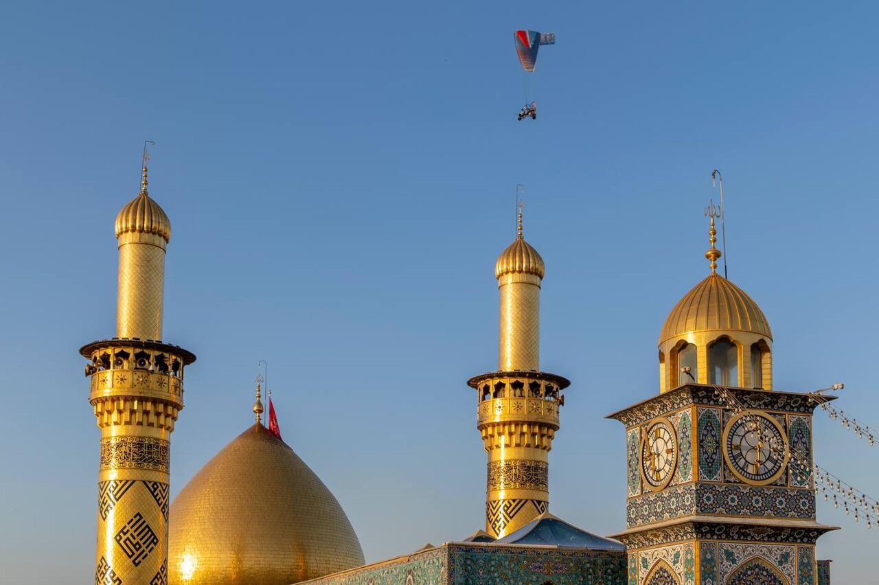 A glider adorns sky of Karbala with banner of graduation ceremony of Iraqi university students (+Photos)