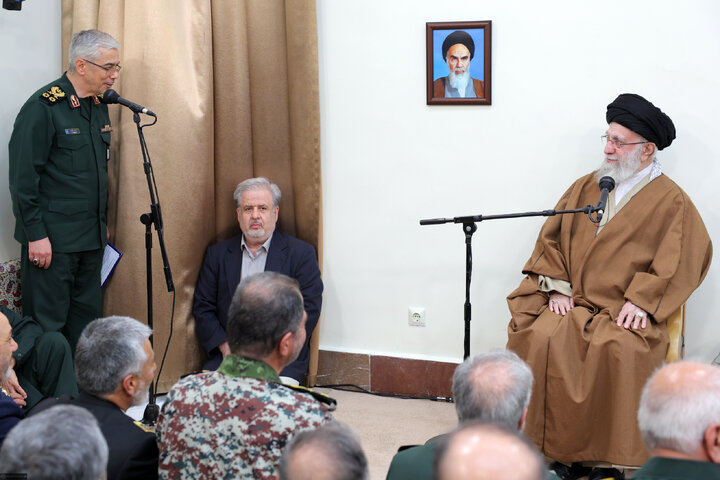Photos: Imam Khamenei meets with commanders of Armed Forces