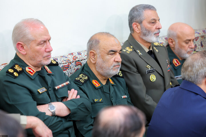 Photos: Imam Khamenei meets with commanders of Armed Forces
