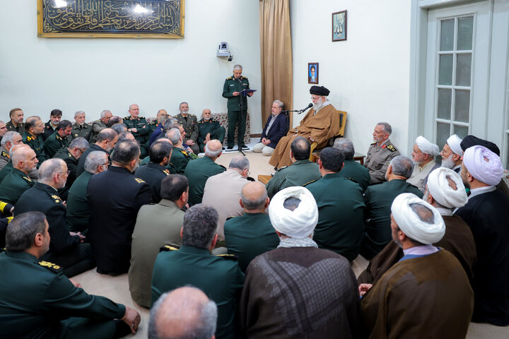 Photos: Imam Khamenei meets with commanders of Armed Forces