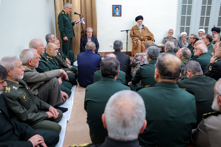 Photos: Imam Khamenei meets with commanders of Armed Forces