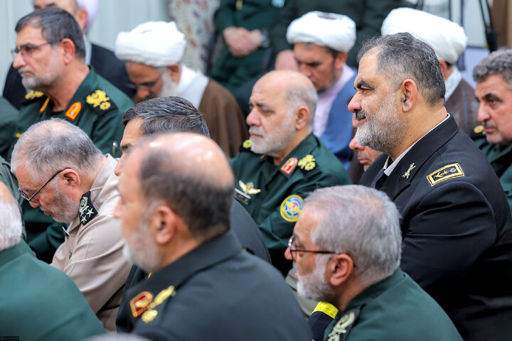 Photos: Imam Khamenei meets with commanders of Armed Forces