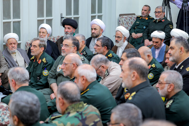 Photos: Imam Khamenei meets with commanders of Armed Forces
