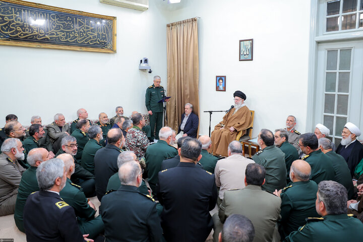 Photos: Imam Khamenei meets with commanders of Armed Forces