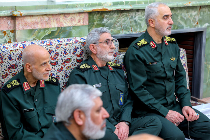 Photos: Imam Khamenei meets with commanders of Armed Forces