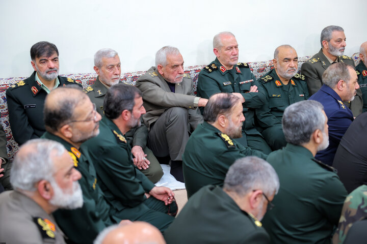 Photos: Imam Khamenei meets with commanders of Armed Forces